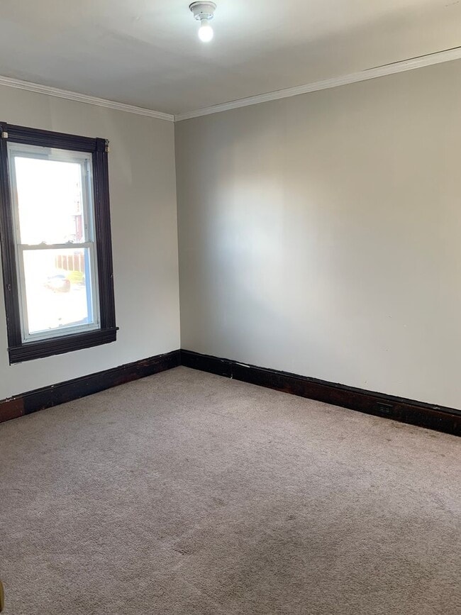 Building Photo - Spacious single family home with 3 beds/2 ...