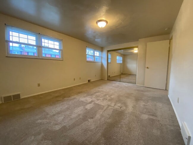 Building Photo - Perfect Two Bedroom Townhome in Plum! Ampl...
