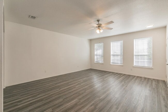 Building Photo - Newly Remolded in Lakewood-walking distance to the lake