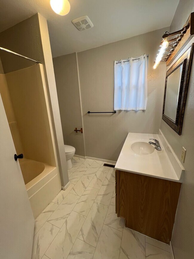 Building Photo - Centrally Located Three-Bedroom, One-Bathroom Home for Rent