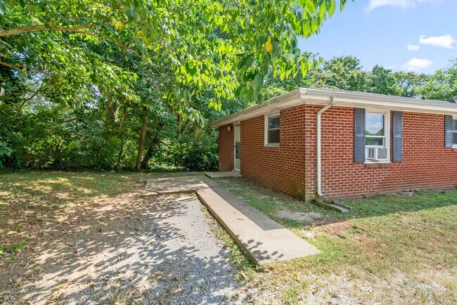 Building Photo - 454 Circle Dr