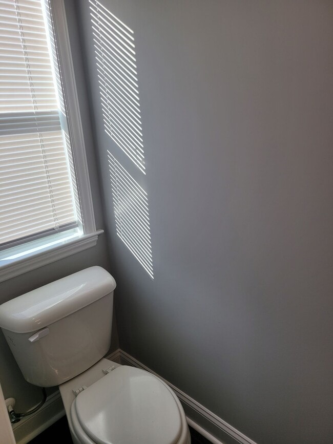 Building Photo - 2 Bedroom, 2.5 Bath Modern Duplex - Walkin...