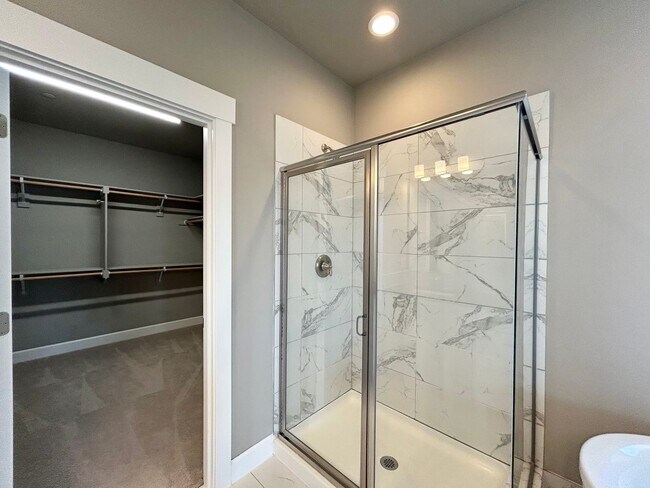 Building Photo - Luxury and Convenience Awaits in this Stunning 3 Bedroom, 2.5 Bathroom House with Abundant Parkin...