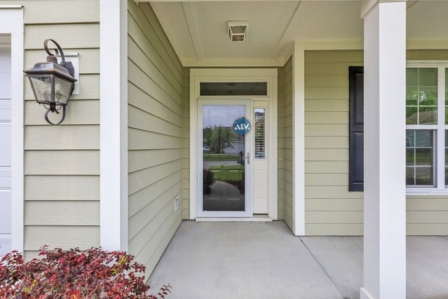 Building Photo - Beautiful Home In The Heart of Bluffton - ...