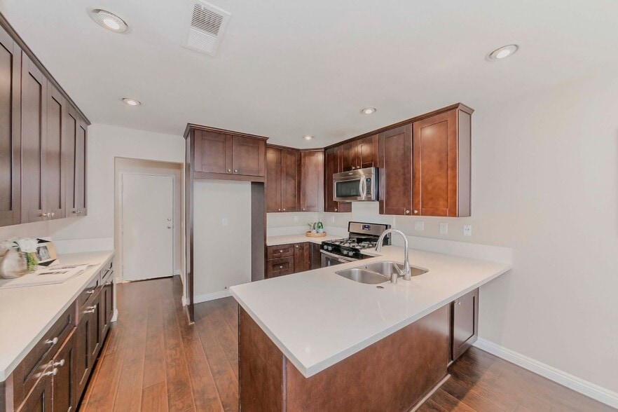 Building Photo - 2422 Coventry Cir