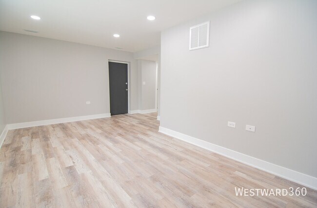 Building Photo - 6141 N Hermitage Ave