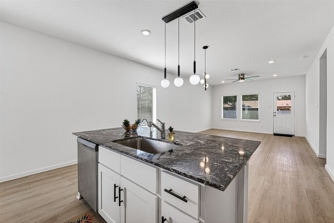 Building Photo - 407 Robin Ct
