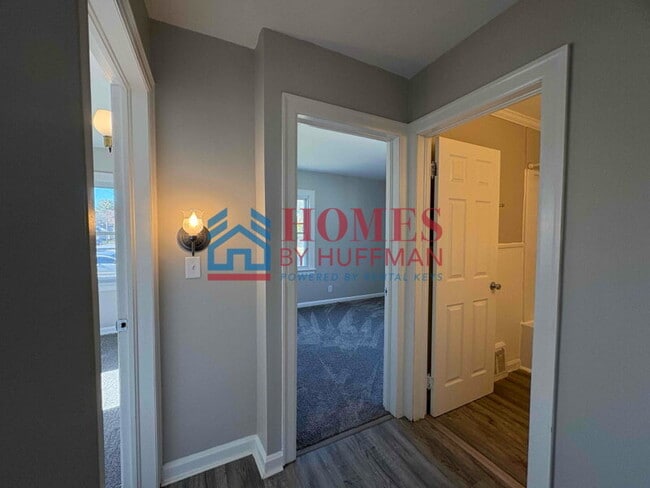 Building Photo - Three Bedroom House | Fenced Yard | Norths...