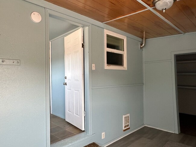 Building Photo - Older 3/1 home in Sutherlin