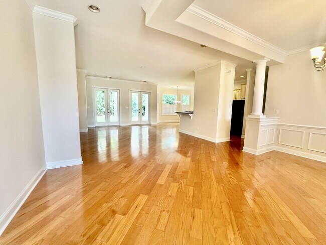 Building Photo - Beautifully Maintained Three Bedroom Home ...