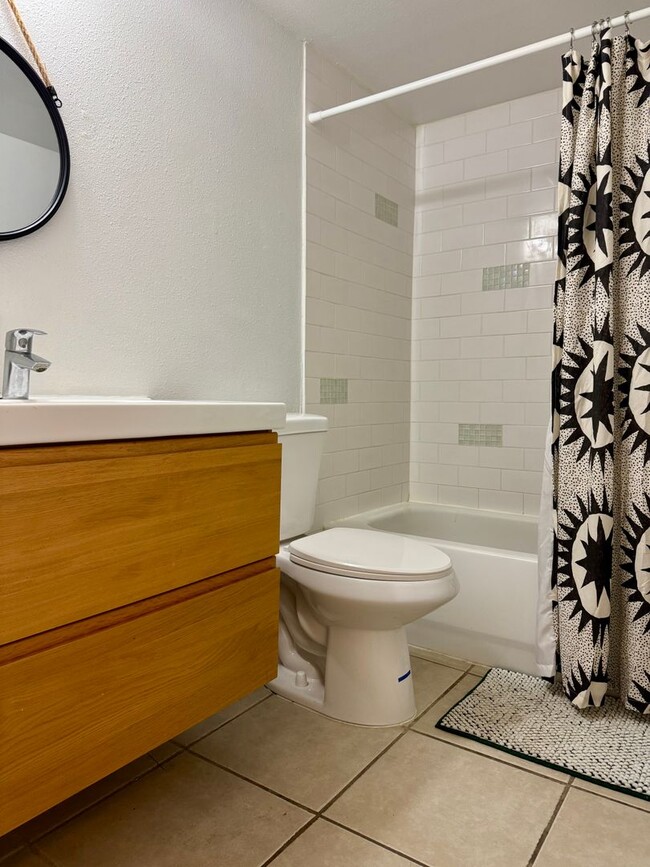 Building Photo - Bayshore Condo