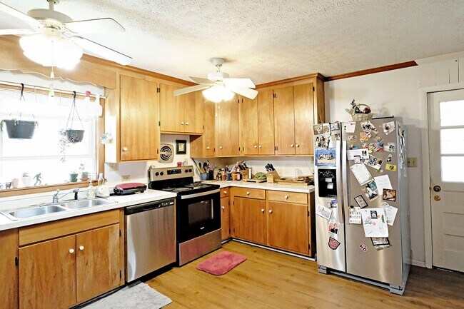 Building Photo - Pet-Friendly Woolen Mills Home Near Local Favorites