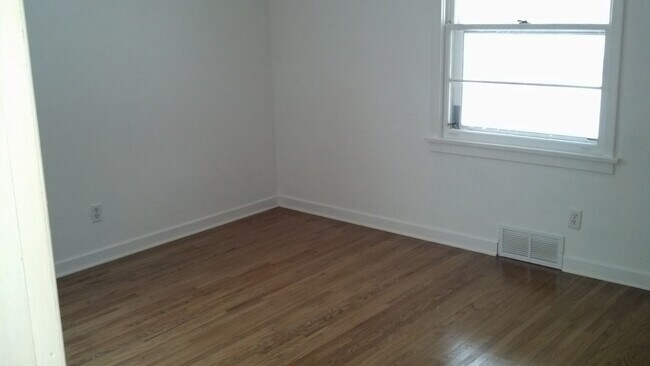 Building Photo - 3 Bedroom, 1 Bath Home with Hardwood Floors!