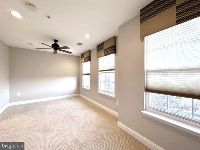 Building Photo - 11837 Regents Park Dr