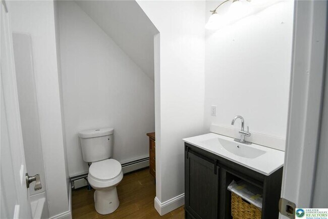 Building Photo - 459 Linden St