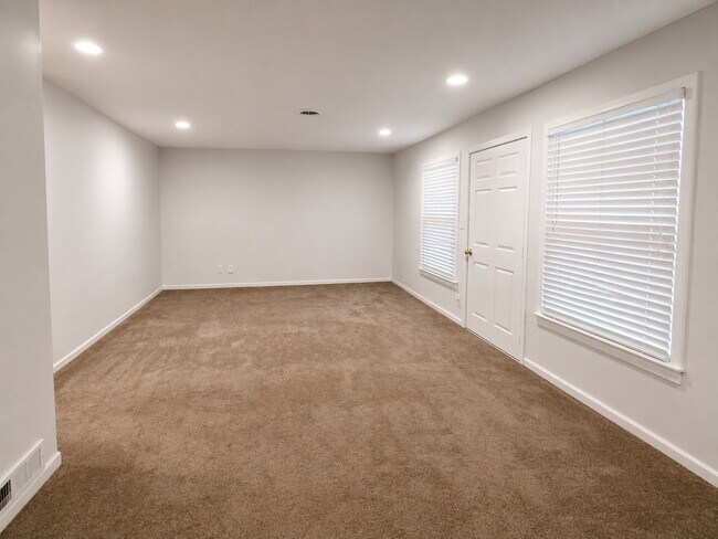 Building Photo - 10010 Donau Ln