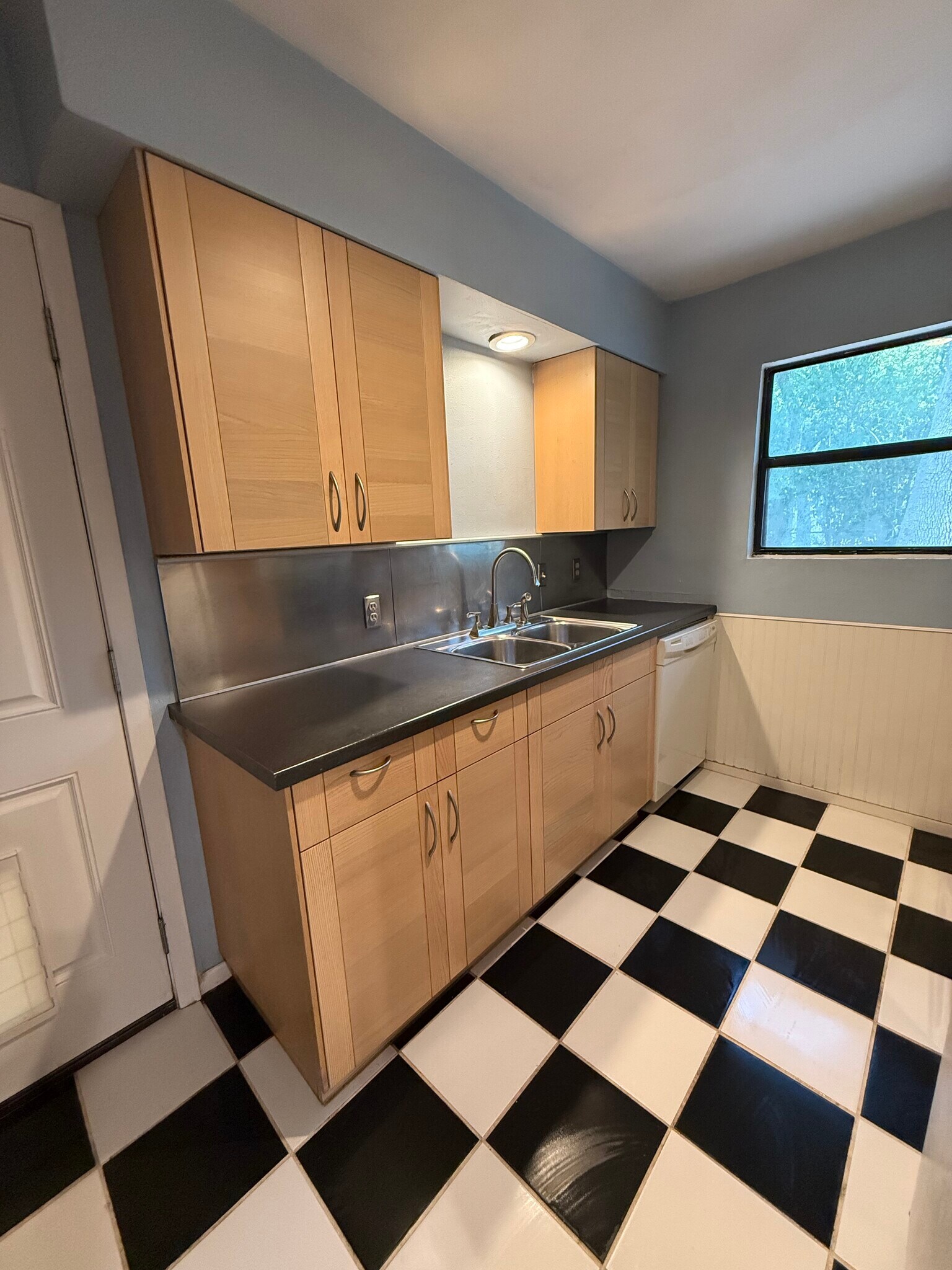 Kitchen 1 - 3202 Locke Ln