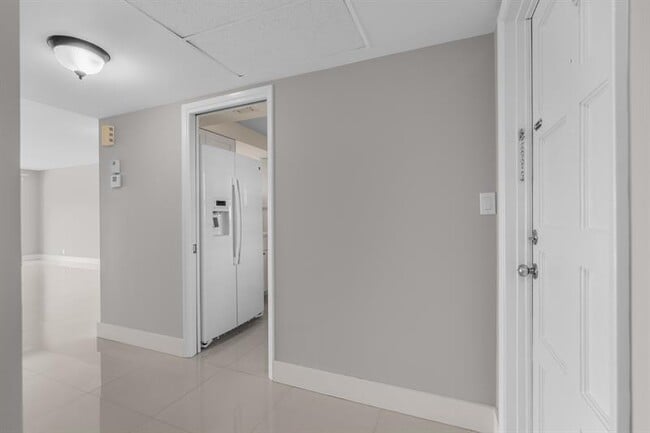 Building Photo - 3050 N Palm Aire Dr