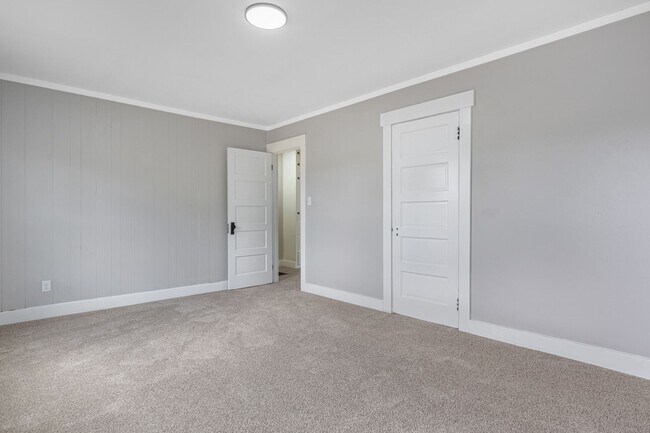 Building Photo - Welcome to this charming 3-bedroom, 1-bath...