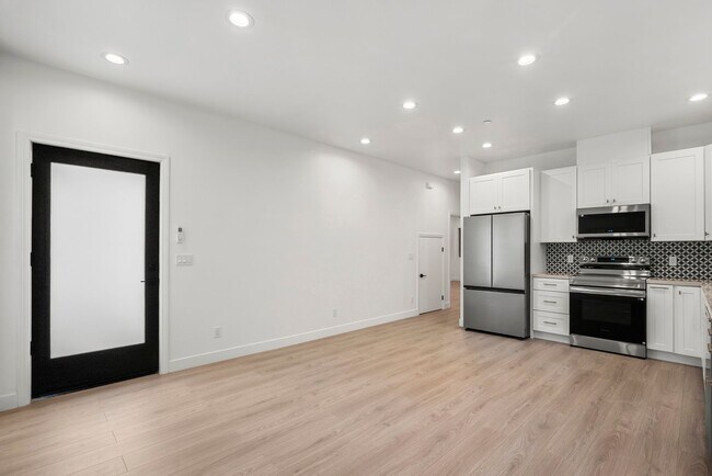 Building Photo - Stunning brand new construction, modern lu...