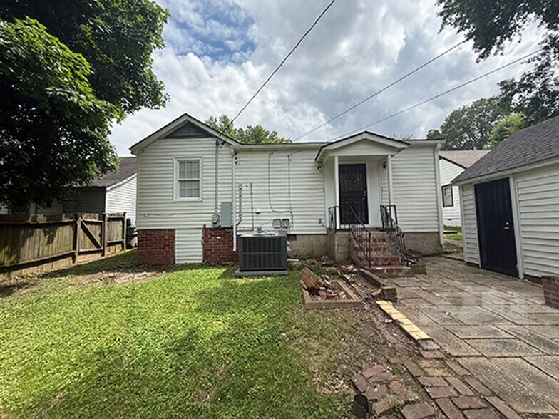 Building Photo - Your Perfect Home: Renovated 3 Bed, 1 Bath!
