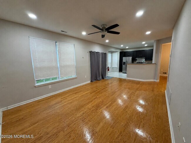 Building Photo - 222 Hidden Lake Dr