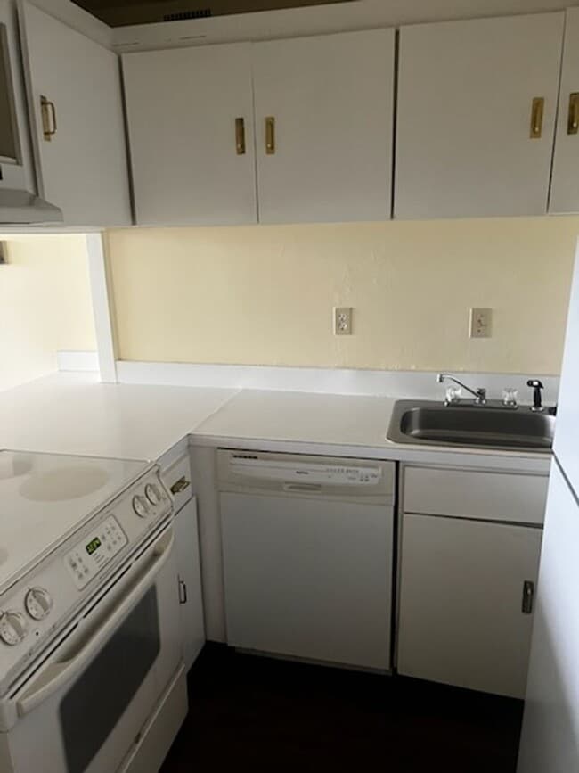 Building Photo - Midtown High Rise Apartment Available Now