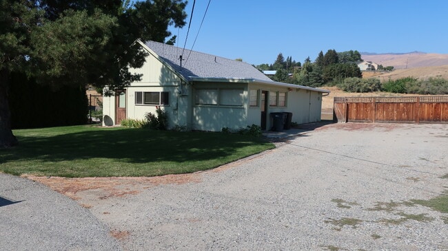 Building Photo - 610 Easy St