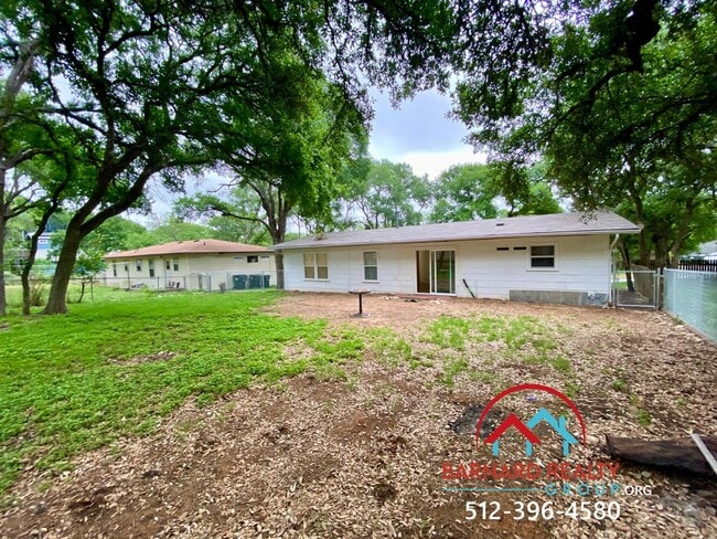 Building Photo - Available Now: 2 bed/1 bath with Fenced Ya...