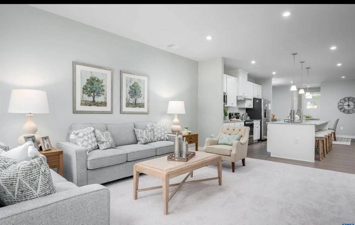 Building Photo - 736 Empire St