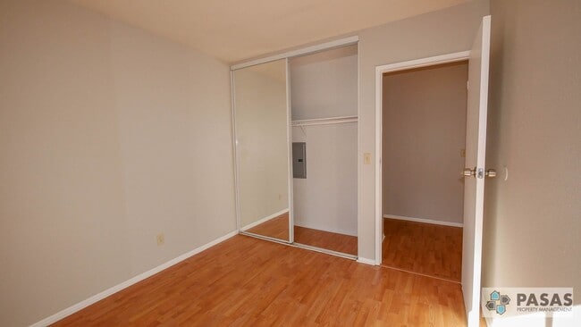 Building Photo - 2nd Floor 3 bed/2 bath Condo!