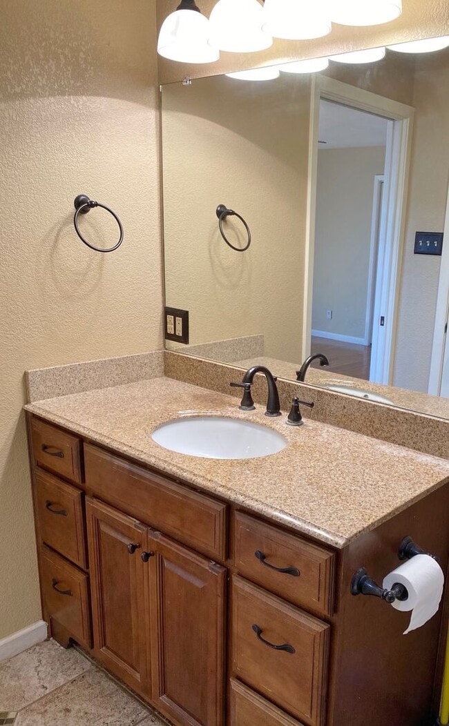 Building Photo - Adorable and Freshly painted Edgecliff Village 3 Bed 2 Bath!!