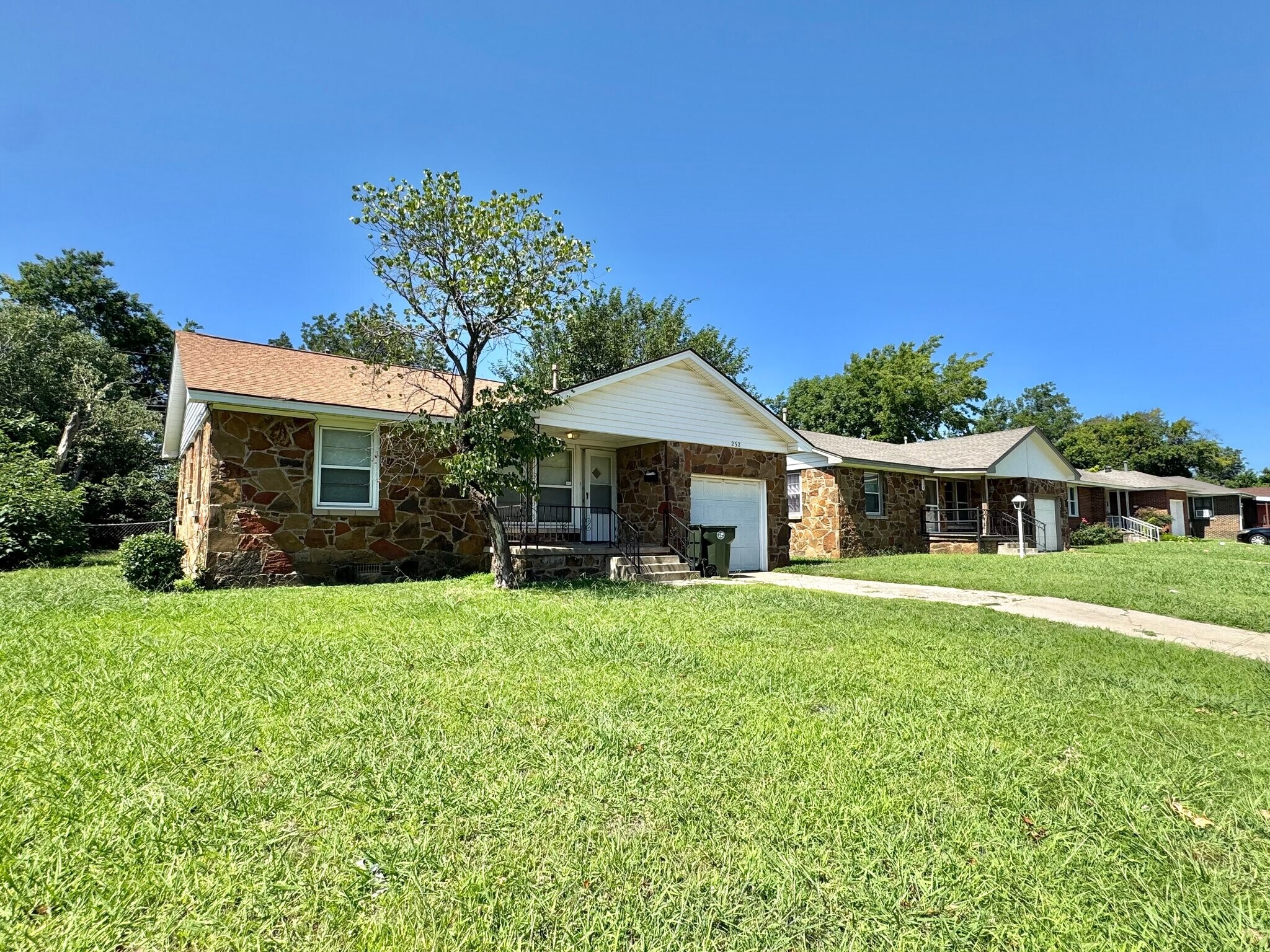 Building Photo - 252 E Coe Dr