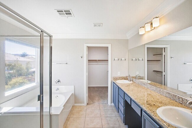 Building Photo - Southwest Pool Home With First Floor Bed And Bath