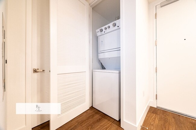 Building Photo - Modern 1-Bedroom Condo with Rooftop Amenities in Pasadena