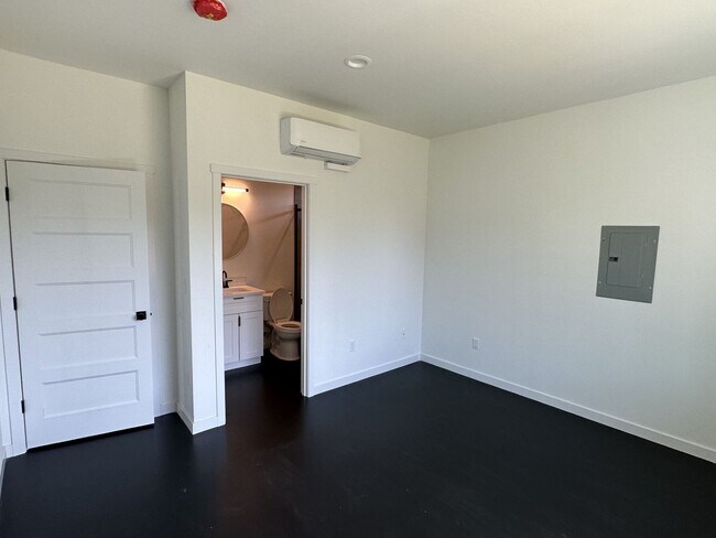 Building Photo - A Bright & Contemporary Home in Pasco