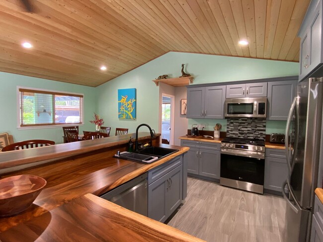 Building Photo - 3-Bed, 2-Bath Custom Furnished Home-Turn K...