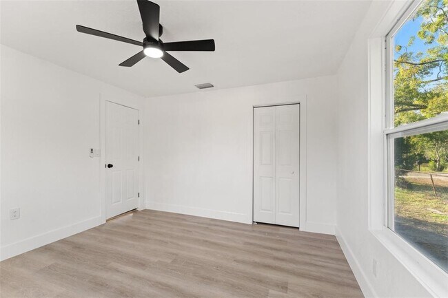 Building Photo - 8719 N Ola Ave