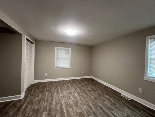 Building Photo - Move-in Ready!