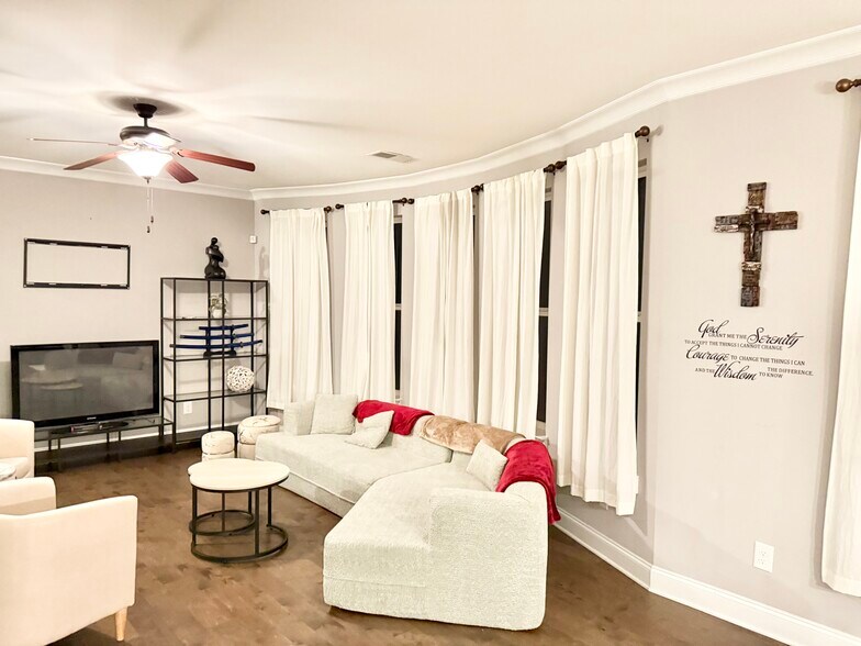 Building Photo - 819 Burch Creek Dr