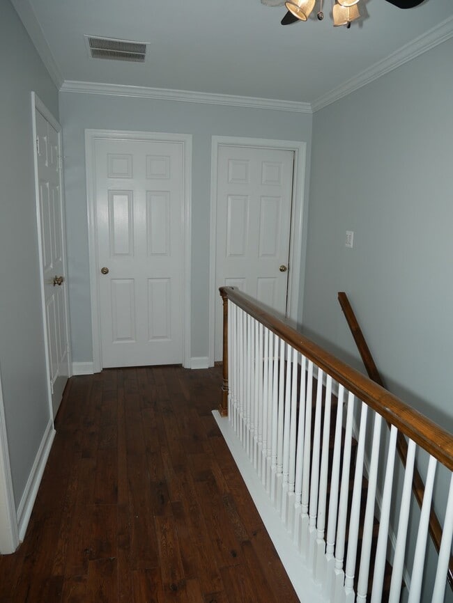 Building Photo - 4 Bedroom 3.5 Bath Corner Unit Townhouse o...
