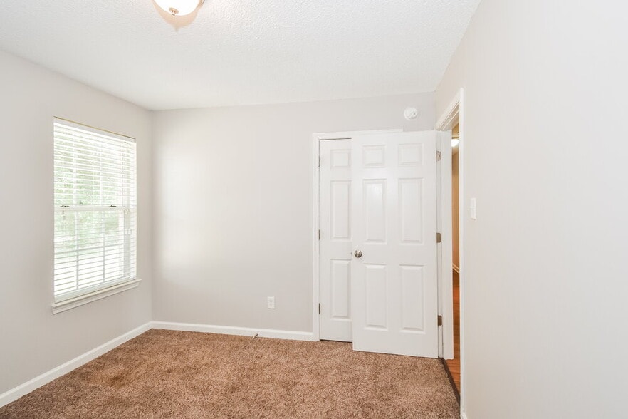 Building Photo - 9296 Brooks Dr