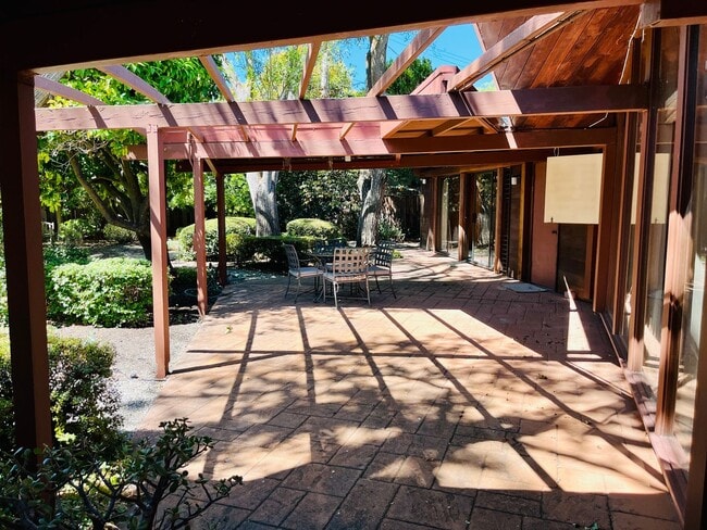 Building Photo - Stunning 4 Bed 2 Bath Eichler near Midtown...