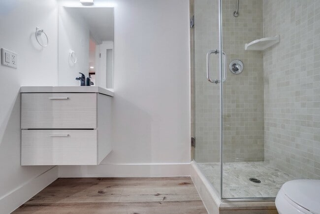 2nd Bathroom - 435 N Oakhurst Dr