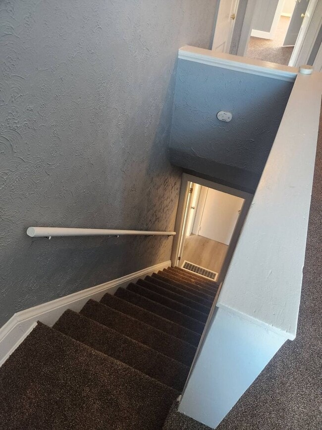 Building Photo - Charming 5-Bedroom Property in Prime Location