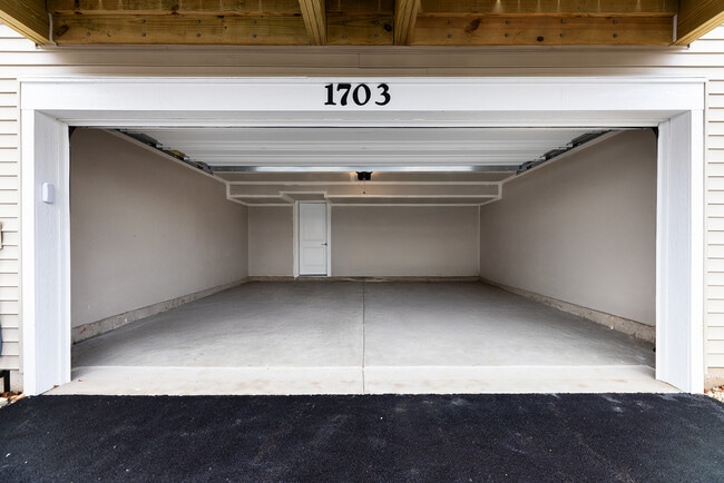 Building Photo - 1703 Neubauer Circle