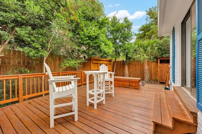 Building Photo - Furnished Off-Season 3bd/2ba Coastal Retreat with Screened Porch & Private Parking