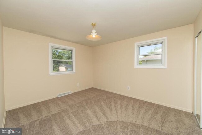 Building Photo - 15 Knollwood Dr