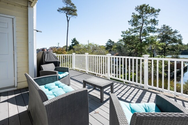 Building Photo - Beautiful home with amazing view