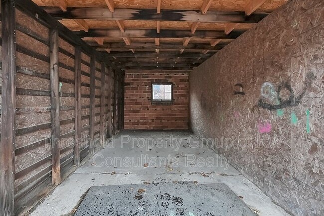 Building Photo - 851 Kenwick Rd